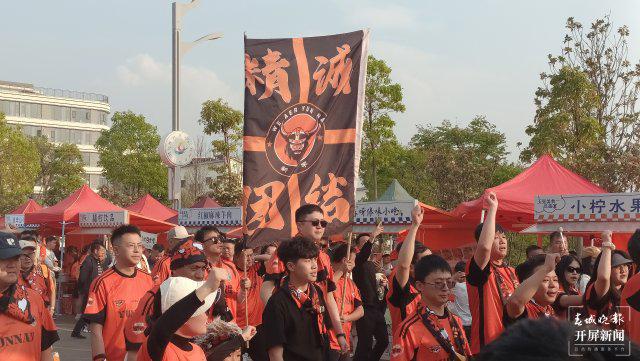 收获胜利的喜悦，球迷为球队加油呐喊