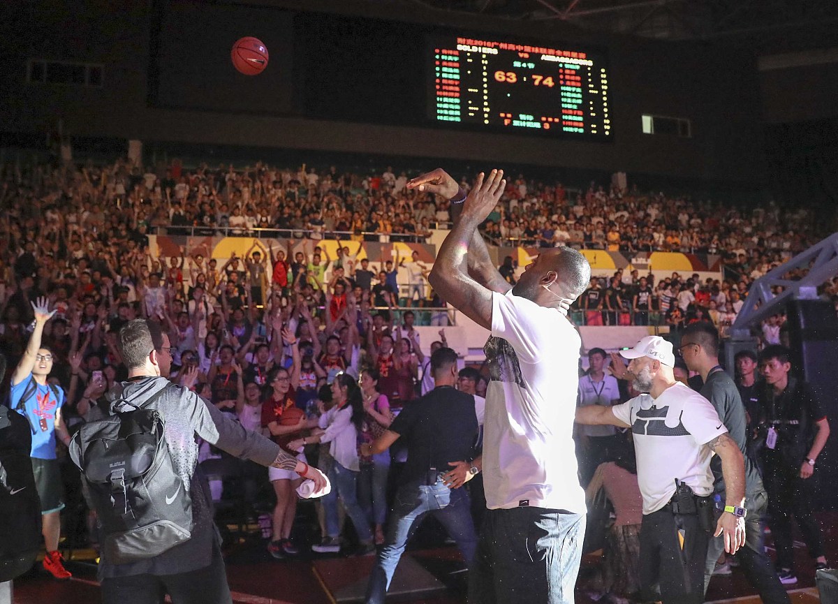 NBA交易市场生意纷繁引发球迷讨论
